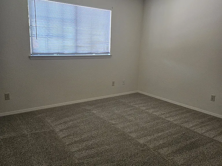 411 Tiffany Dr — Photo 9