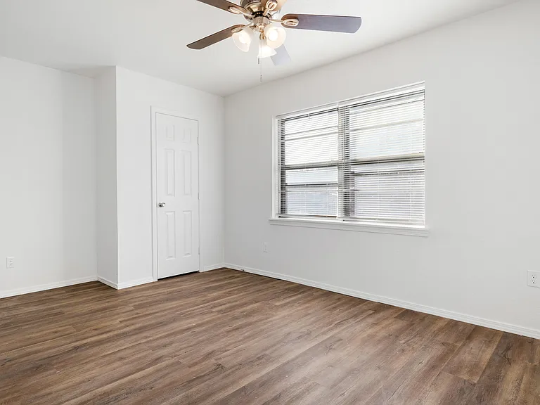 607 W Wisconsin Ave — Photo 8