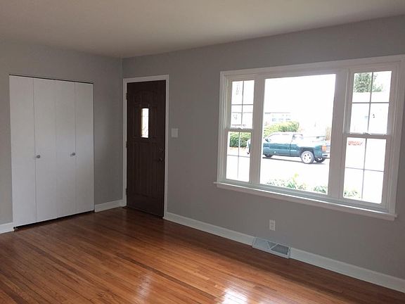 Living Room 16.5 x 12