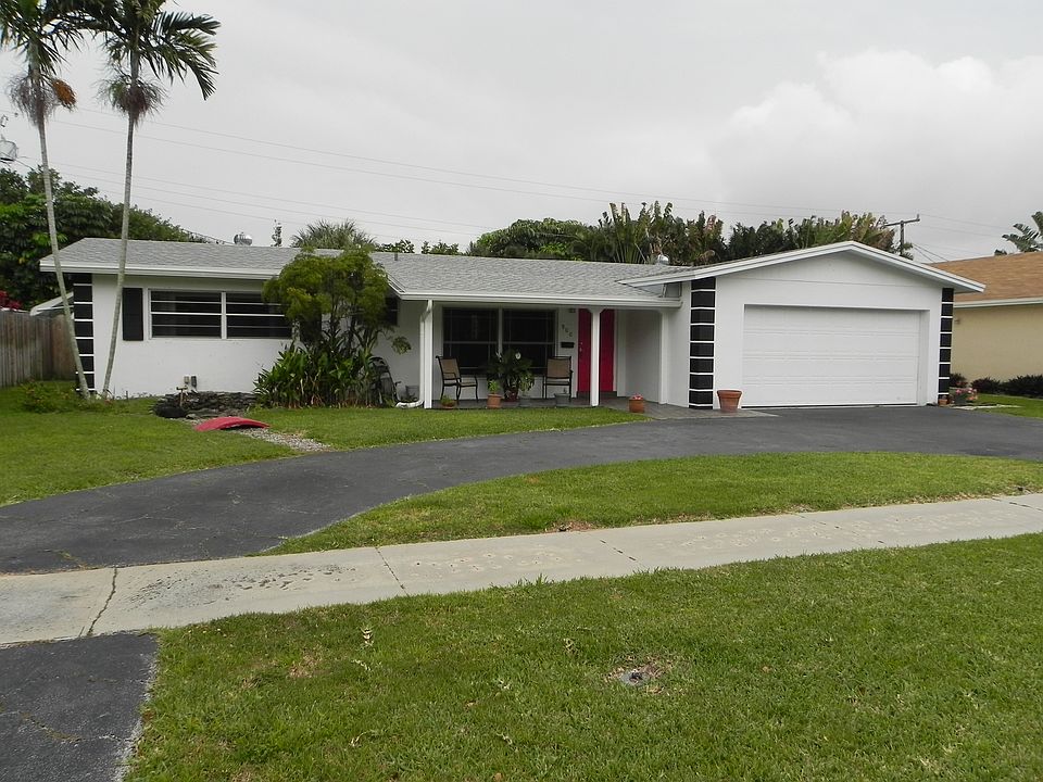 1st image of 900 SE 13th St