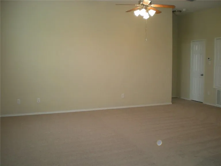 112 Birdbrook Dr — Photo 3