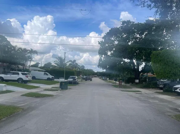 201 NW 52nd Street, Oakland Park, FL 33309