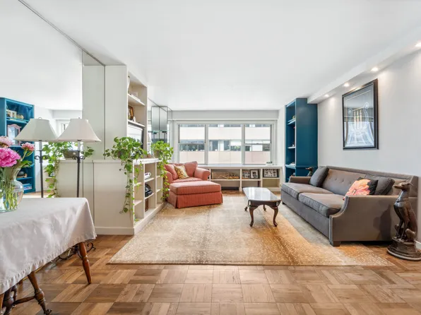 136 East 56th Street image 2 of 5