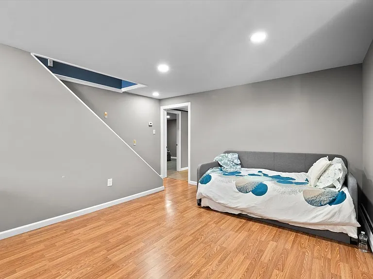 1016 E Elm St — Photo 14