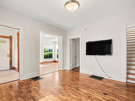 3rd image of 816 Innes St NE
