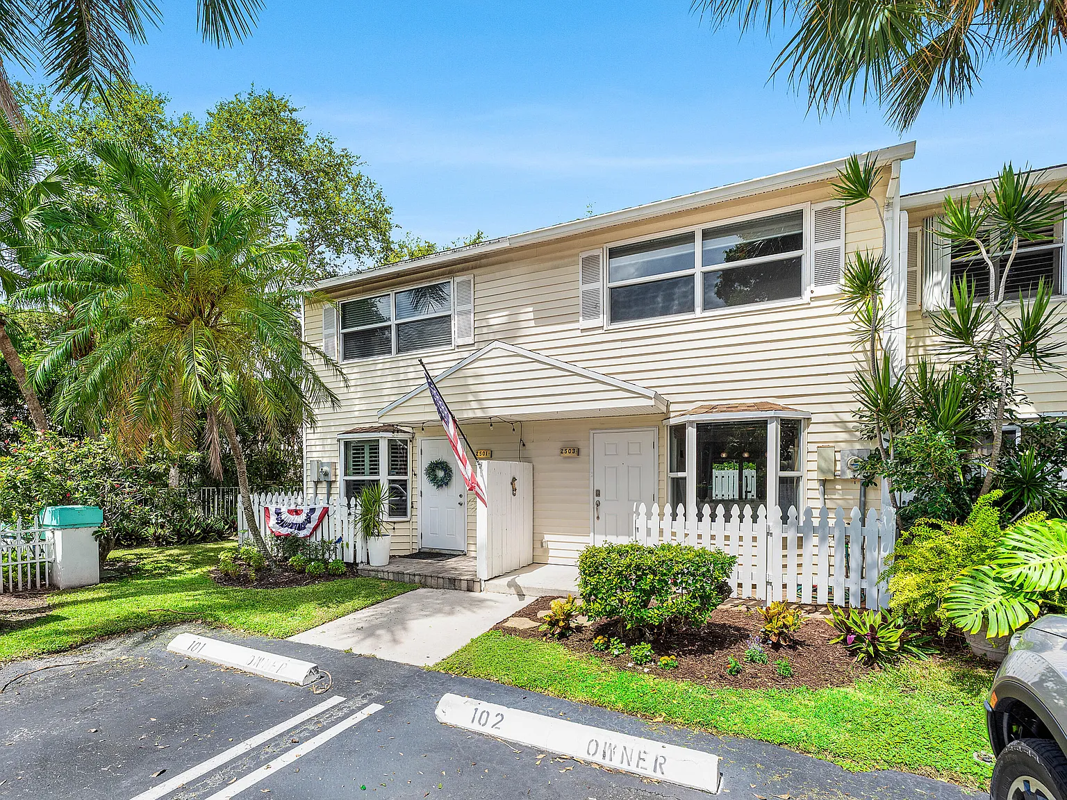 2 bed, 2.5 bath, 1018 sqft, $3,000 — Photo 3