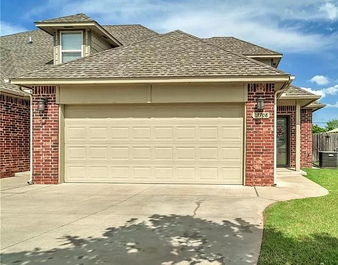 13708 Oxford Dr Exterior