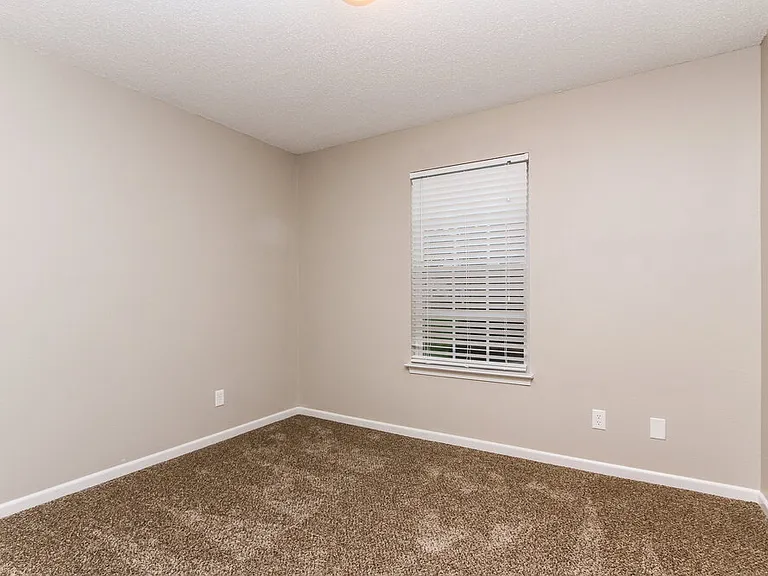 2425 Woodmont Ct — Photo 8