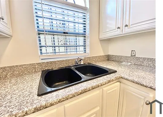 1328 E 21st St #B — Photo 9