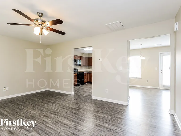 910 Park Rd — Photo 3