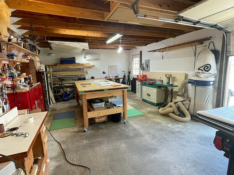 Huge garage, perfect for woodworking and other hobbies. Will be empty for new lease.