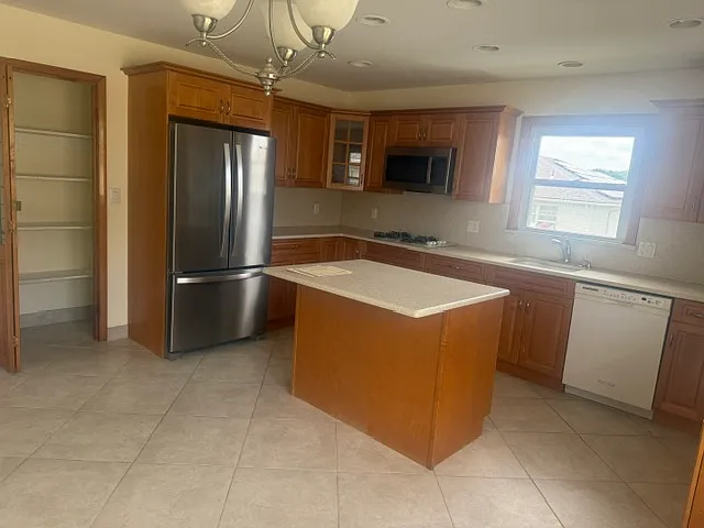 3 bed, 900 sqft, $3,100 — Photo 2