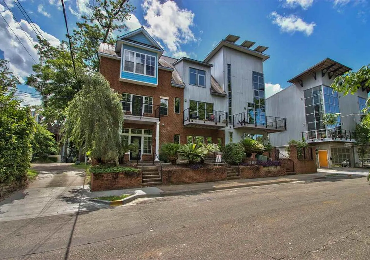3 bedroom/3 bath Townhome with extra room/bedroom off of Gaines st. Available August 2027 ! — Photo 1