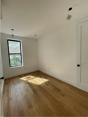 Rented by Safdie Realty Group | media 20