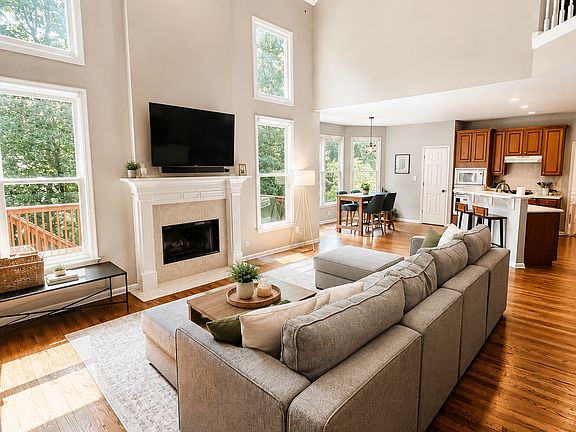 3rd image of 2752 Hillgrove Dr