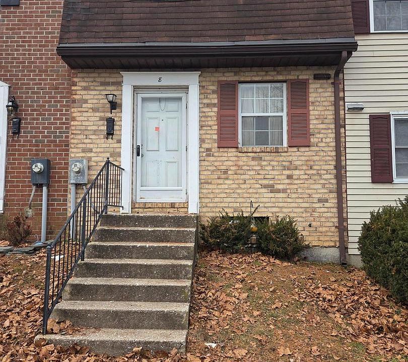2nd image of 8 Ritters Ln Unit 8