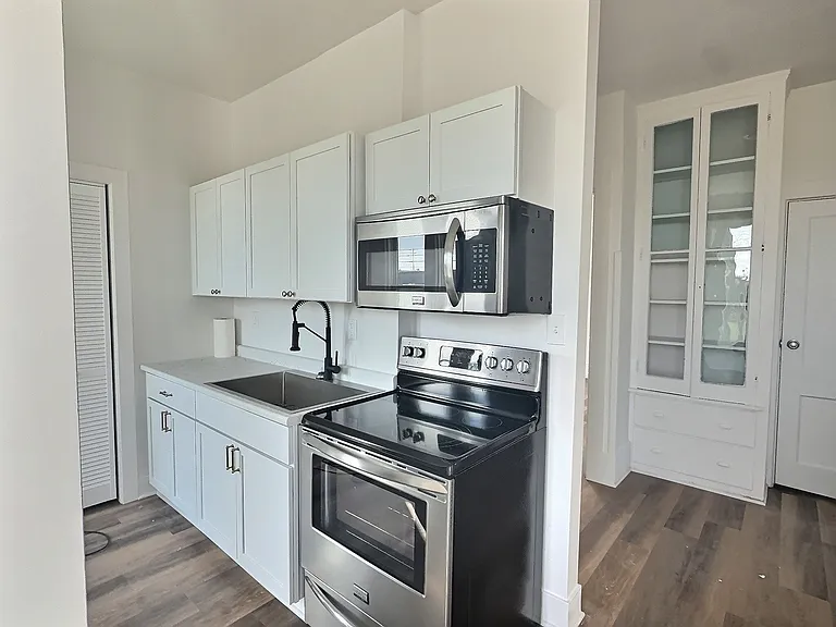 630 E Market St #4 — Photo 3
