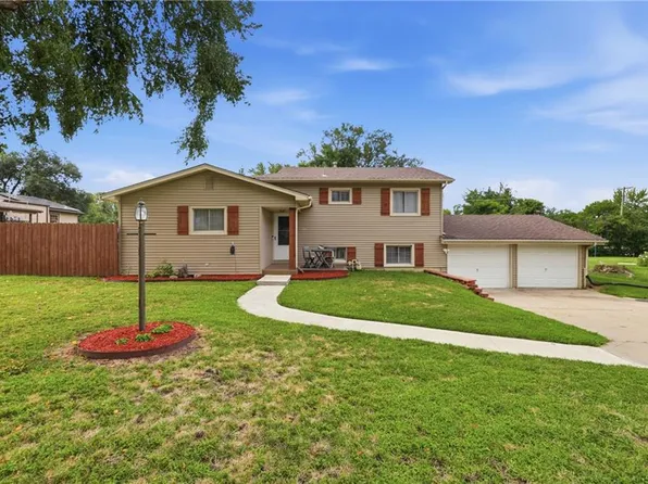 203 SE 16th St, Oak Grove, MO 64075