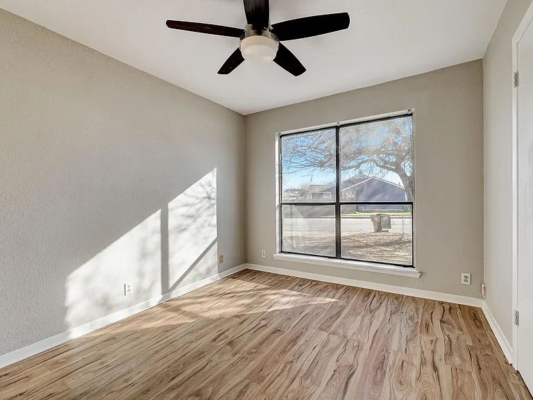 1406 Hyridge Cir — Photo 17