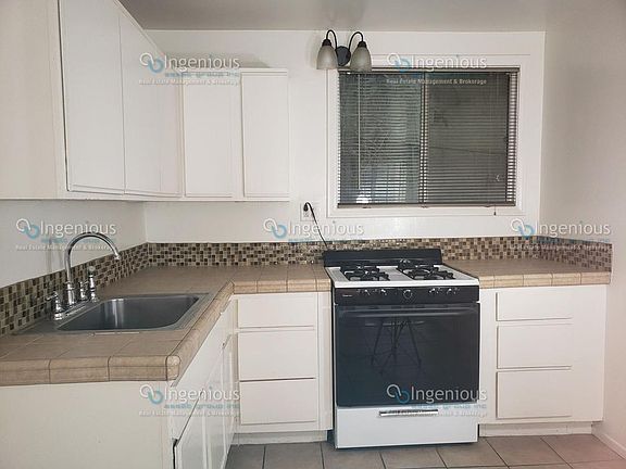 3rd image of 844 N San Vicente Blvd