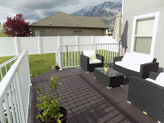 400 sq ft deck. 