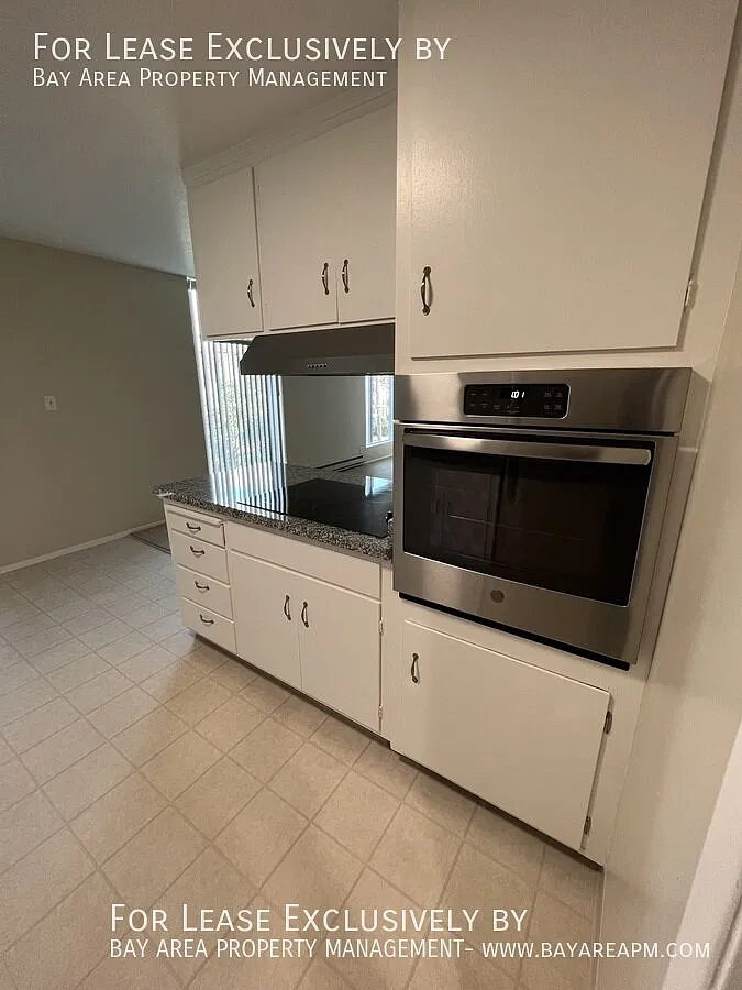 Spacious Top-Floor 1BR/1BA w/ Balcony in North Burlingame — Photo 3