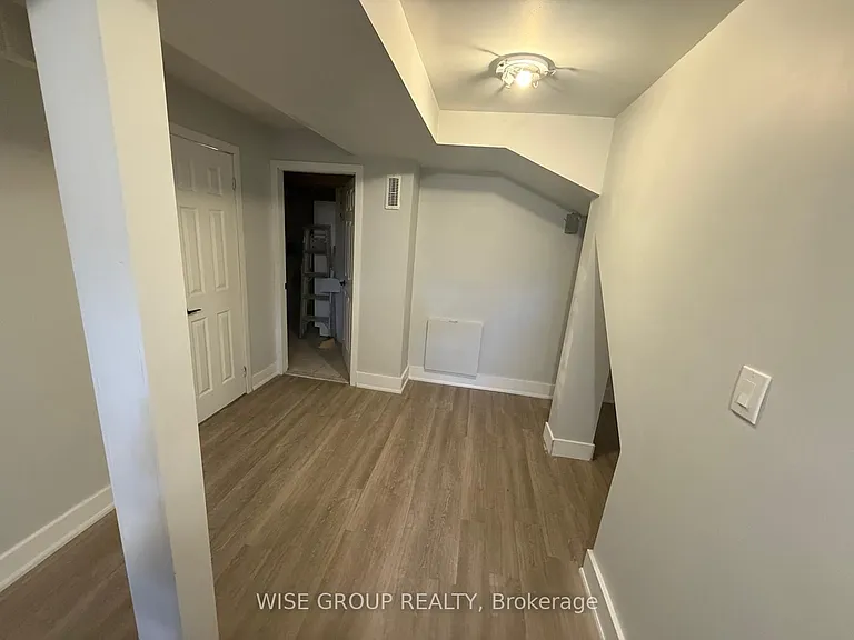 55 Purdy Cres #BASEMENT — Photo 3