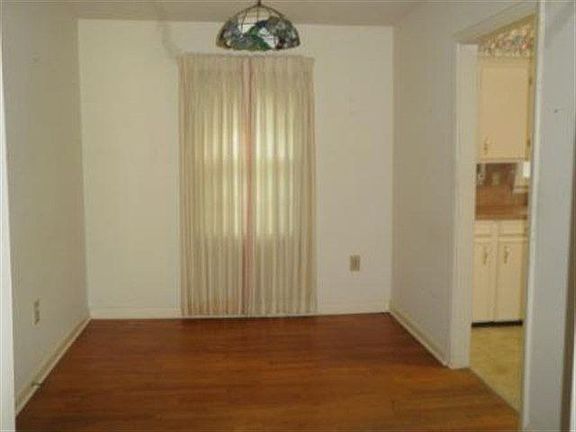 SEPARATE DINING RM