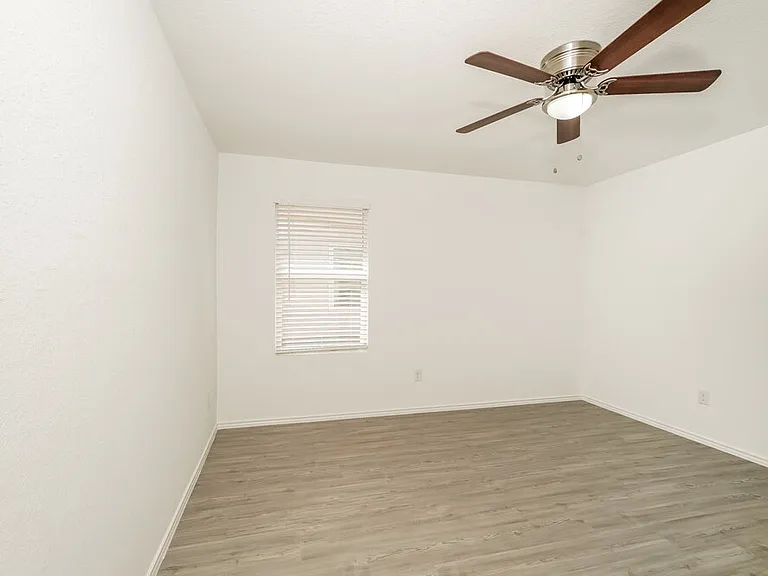 1221 White Willow — Photo 7