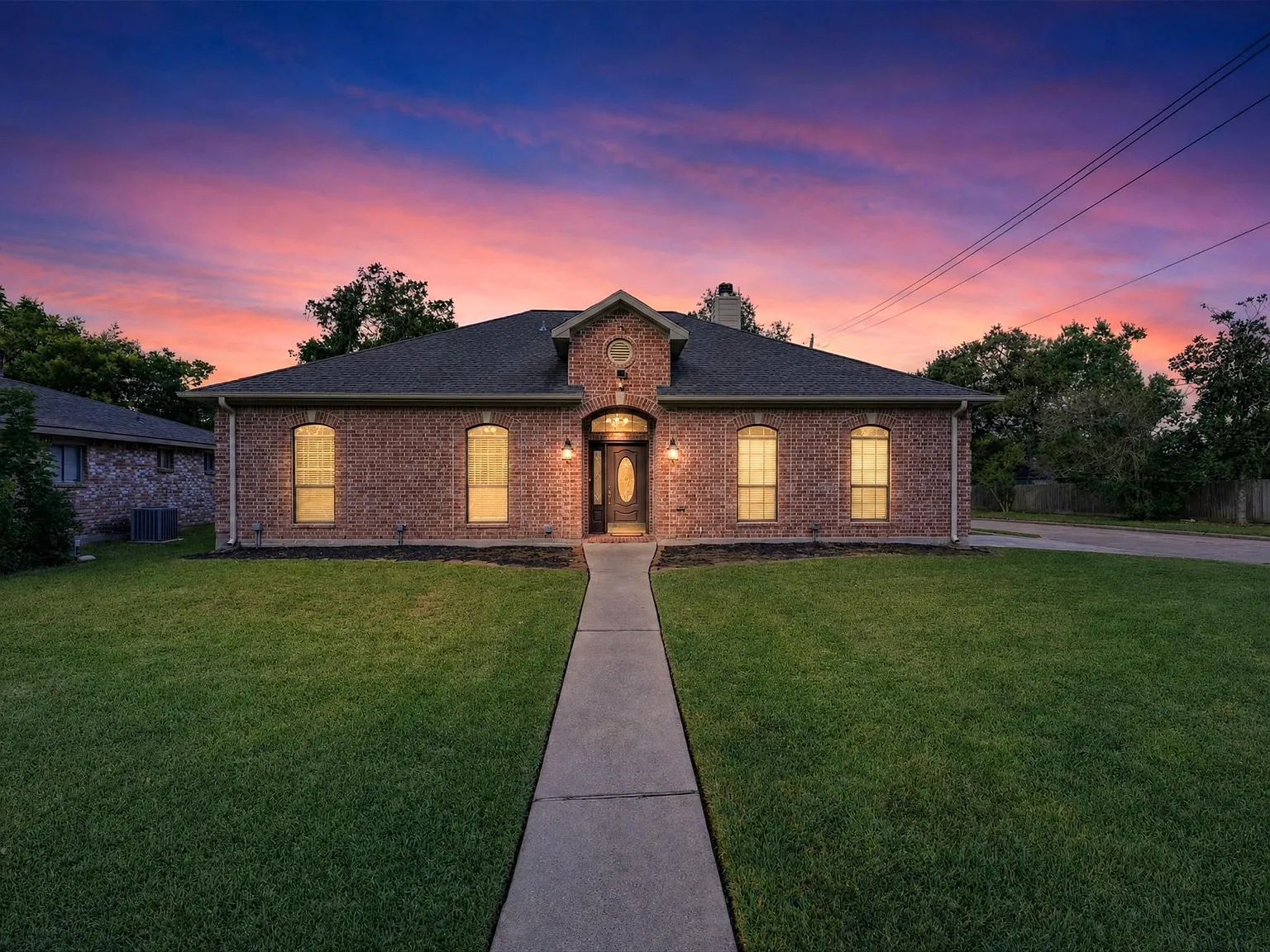 3 bed, 2.0 bath, 1552 sqft, $2,300 — Photo 1