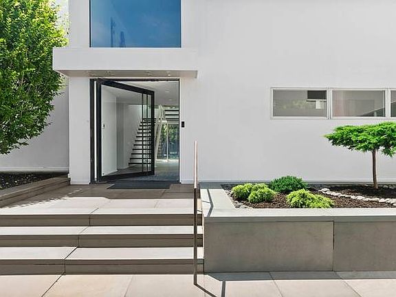 3rd image of 34 Ericas Ln