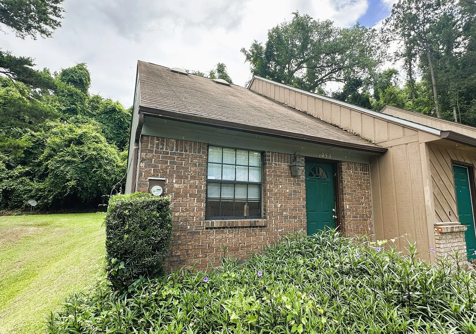 Awesome 2/2 W/ Washer/Dryer, Vaulted Ceilings, Split Plan, Fenced In Yard, & More! Walk/Bike To F... — Photo 1