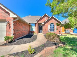 625 E Forest Ln, Mustang, OK 73064