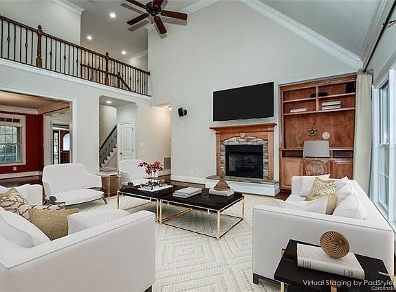 5th image of 105 Wolf Hill Dr