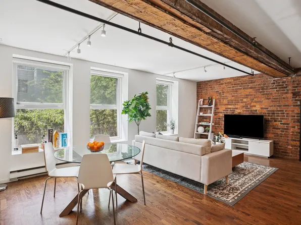 150 Alexander St #203, Vancouver, BC V6A 1B5