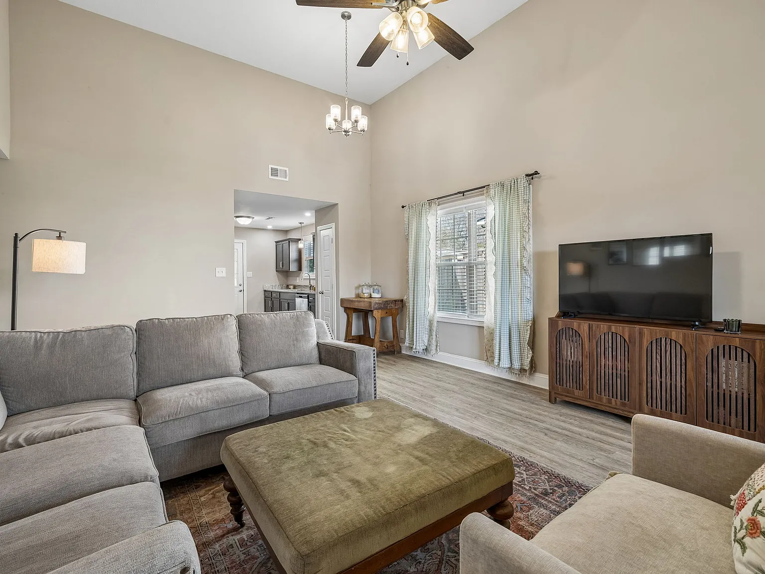 3 bed, 1320 sqft, $1,900 — Photo 3