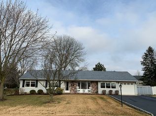 22 Woodbine Rd, Kendall Park, NJ 08824