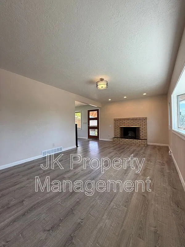 4 bed, 2.0 bath, 2112 sqft, $1,895 — Photo 3