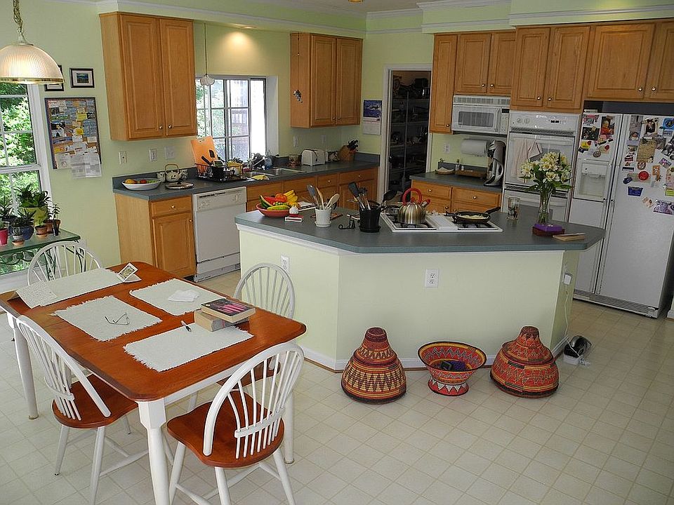 2nd image of 11 Stratford Garden Ct