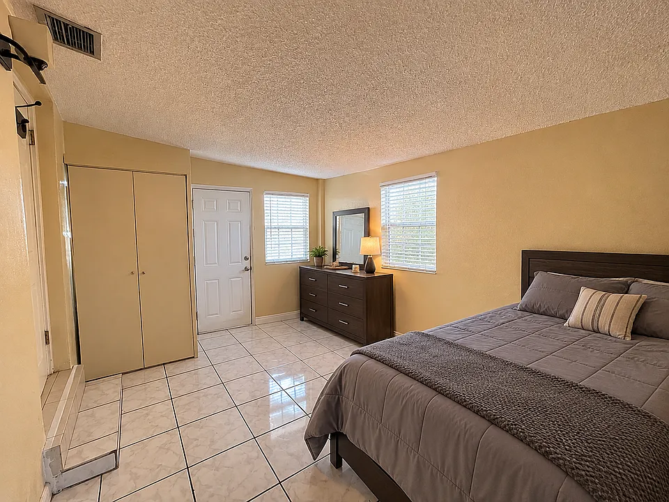 920 NW 34th Ter #1A
