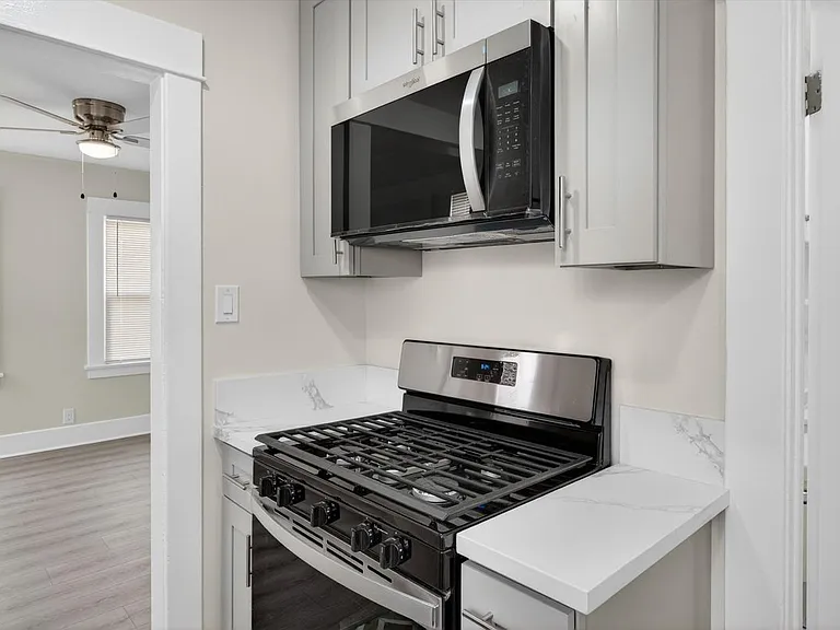 5008 1/2 S Wilton Pl — Photo 12
