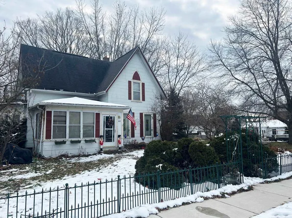 202-204 Green St, Fox Lake, WI 53933