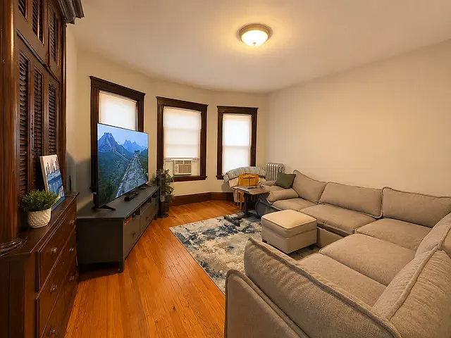 4 bed, 1200 sqft, $5,600 — Photo 4