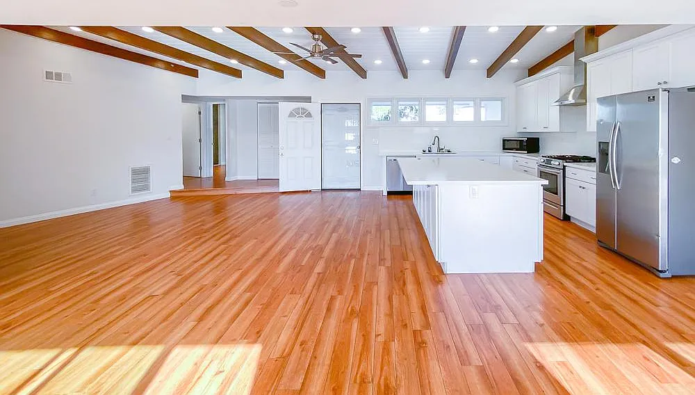 8 bed, 2800 sqft, $12,900 — Photo 4