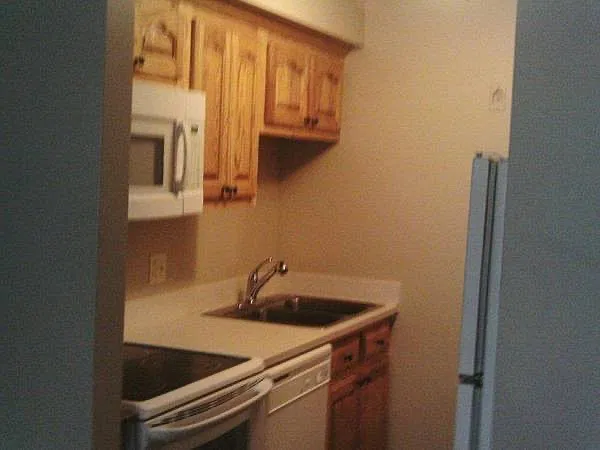 2 bed, 850 sqft, $895 — Photo 2