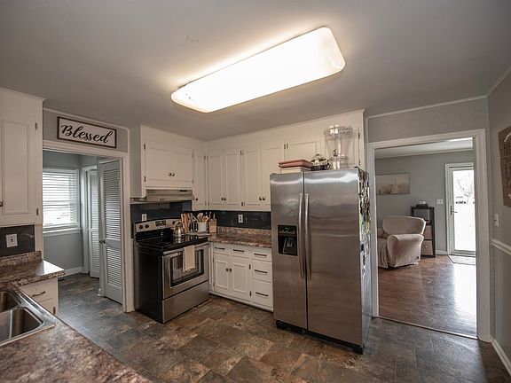 3rd image of 401 Eastview Dr