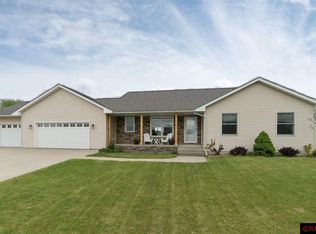 130 Charlotte Dr, Lake Crystal, MN 56055