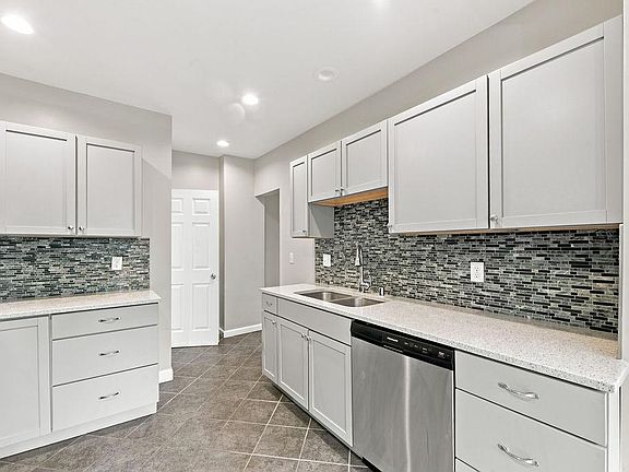 4th image of 503 N 27th Ave W