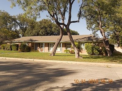 1st image of 920 W Avenue I