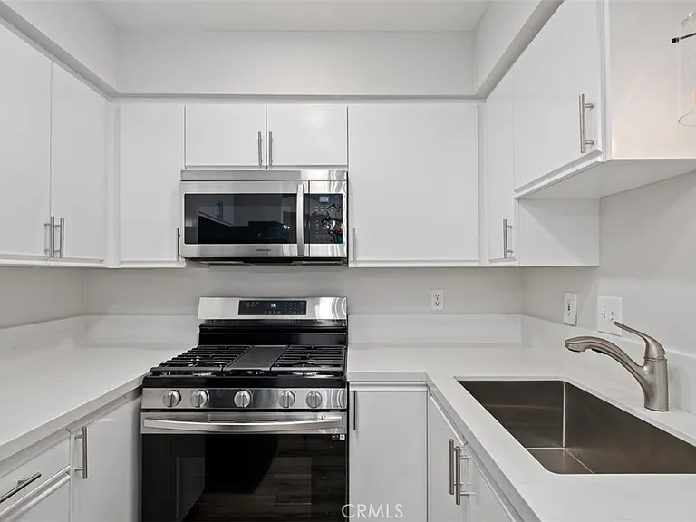 801 Pine Ave #401 — Photo 5